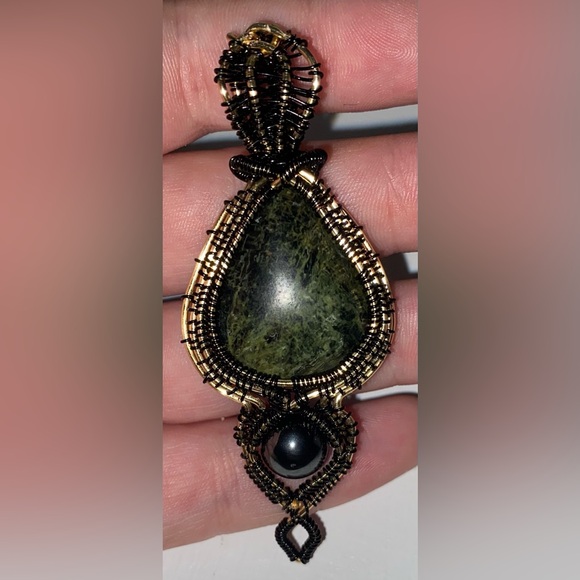 Epidote pendant - Picture 7 of 10